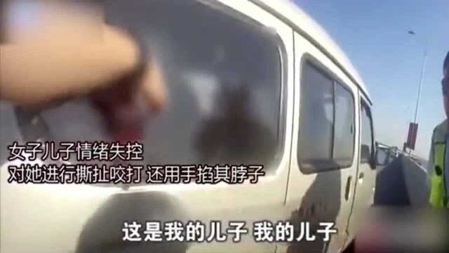 母亲跪地抱头痛哭,儿子动手打母亲,求交警快救救儿子!