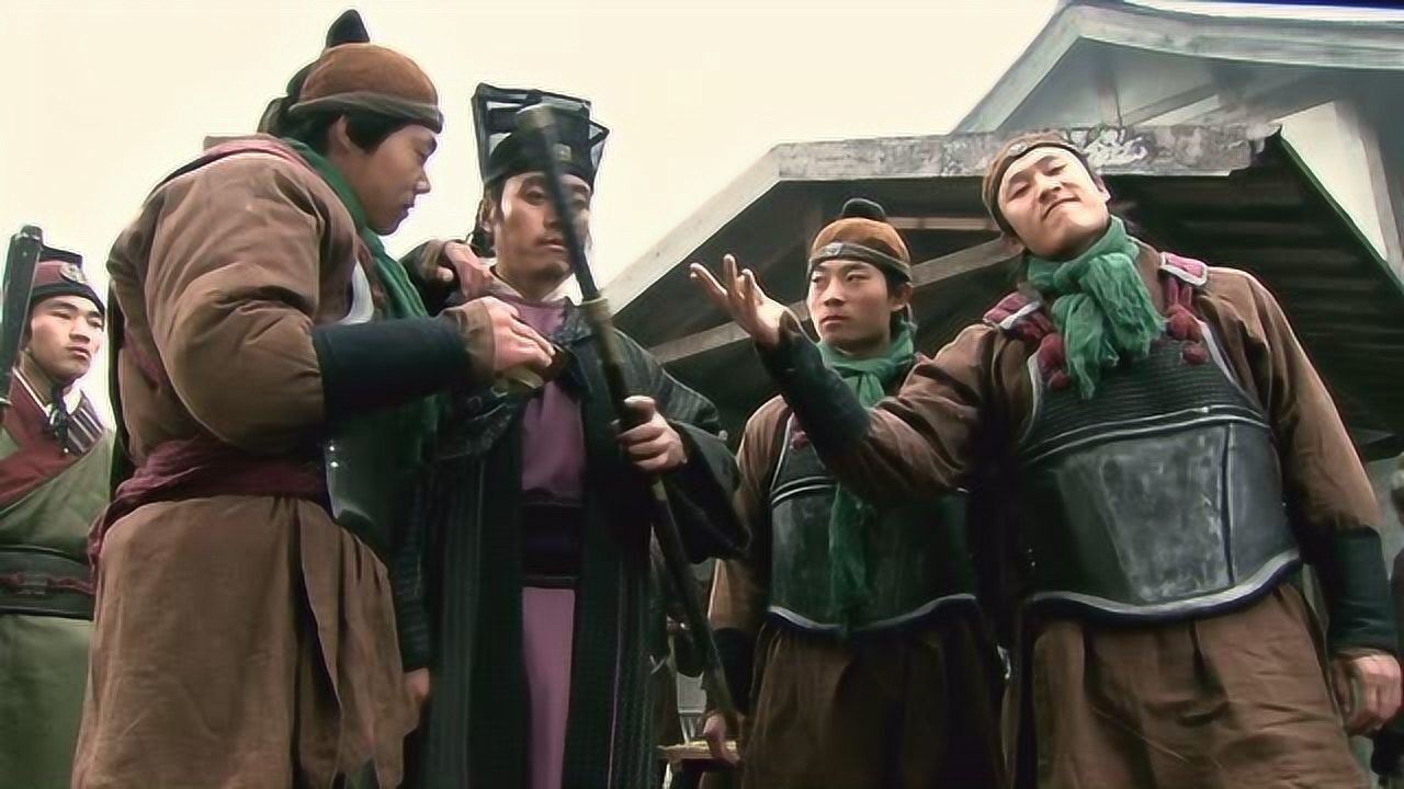 杨雄在街上又受到小人暴揍,拼命三郎石秀路见不平