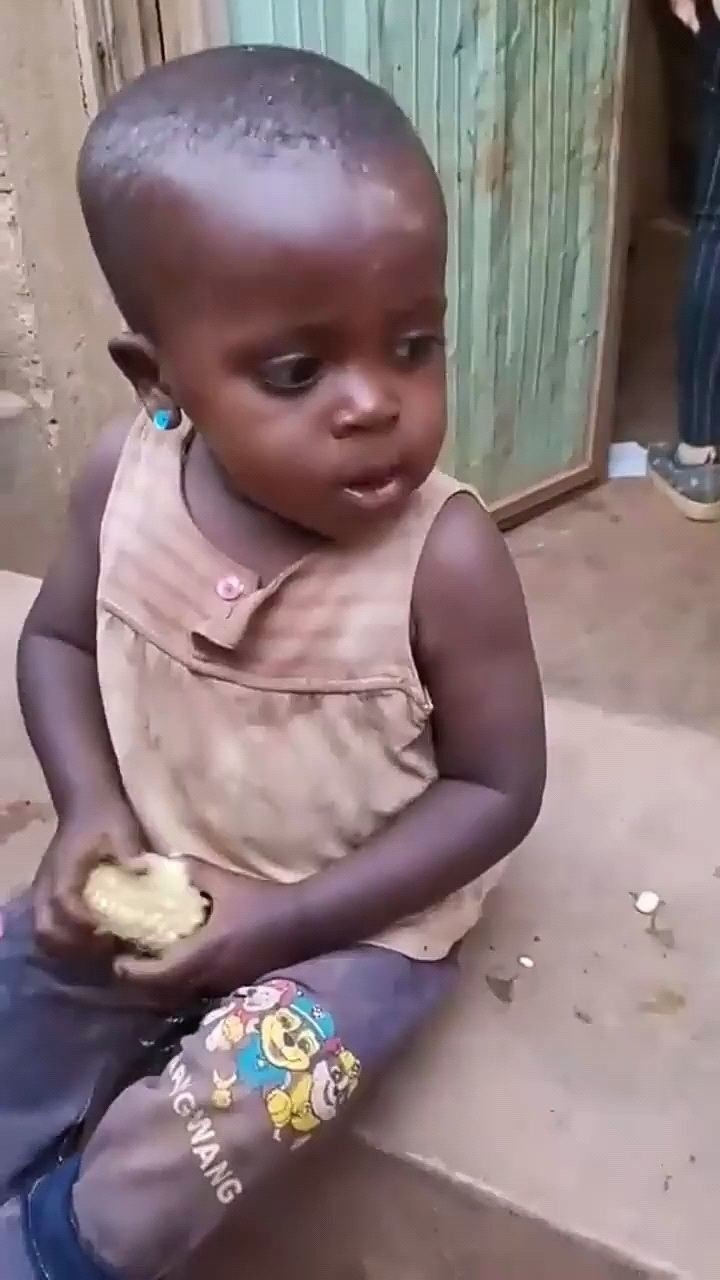 非洲大头娃娃看着好奇怪