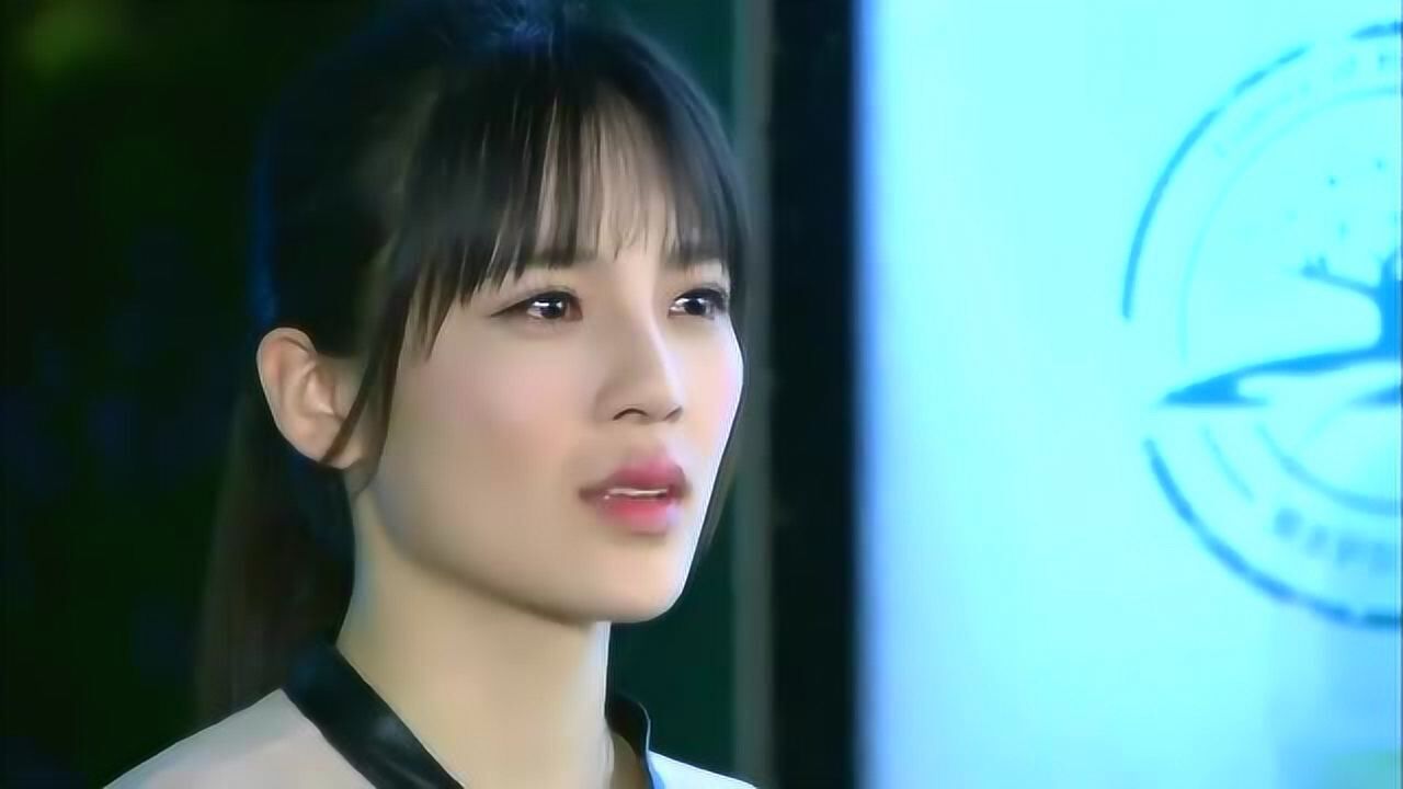 安琪媛拼命的逃离齐霁却一把将她搂在怀里两人忘情相拥