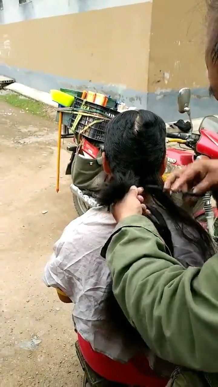 农村卖头发现场,剪的难看的都不能用丑来形容了
