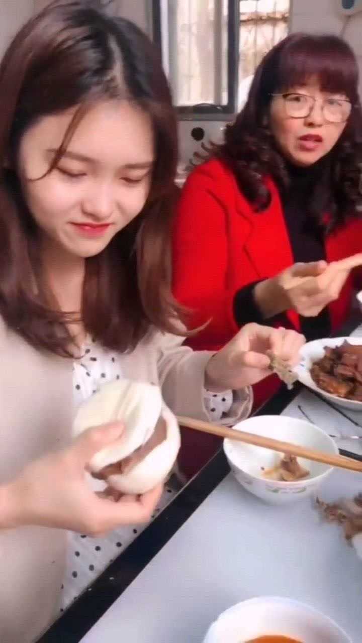 小杨哥去女朋友家吃饭有钱就是好连岳父都敬你三分