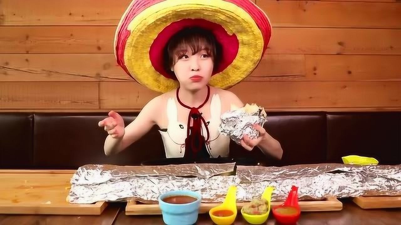 大胃王mini挑战墨西哥超长卷饼,大口吃的感觉真过瘾,服务员都看呆了!