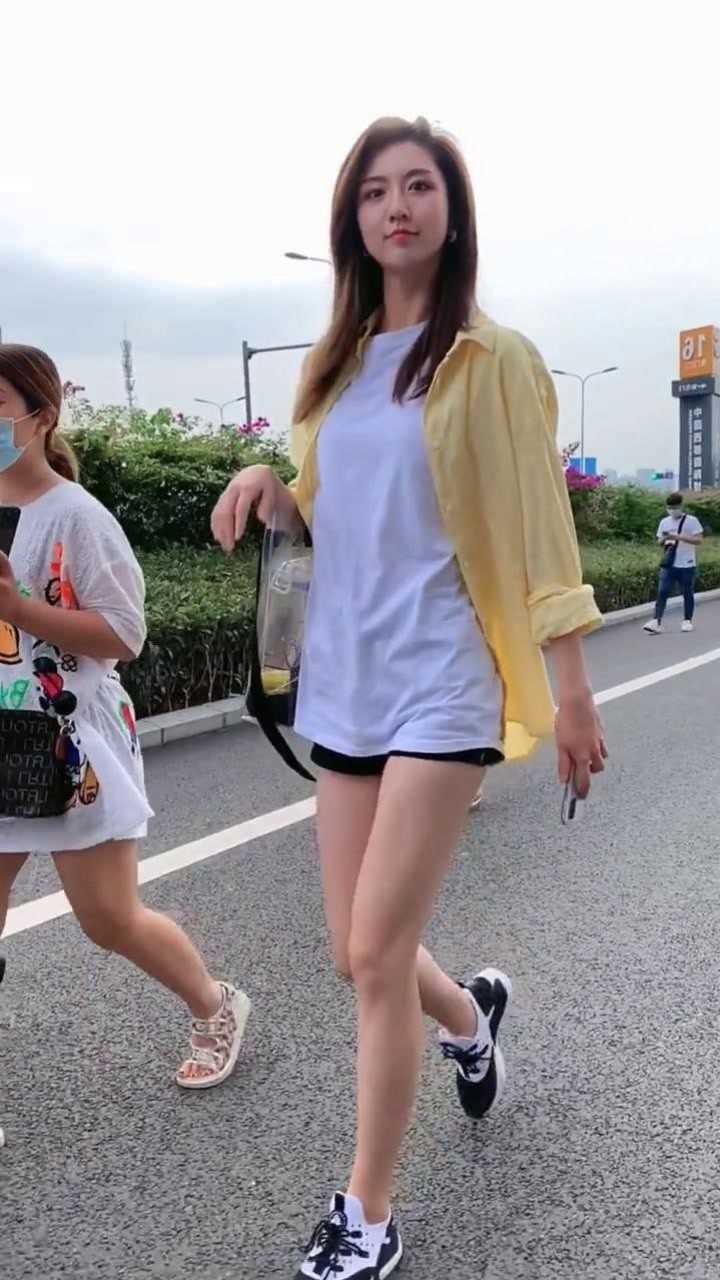 美女车模一米八的身高,那腿有多长?看一下就知道了