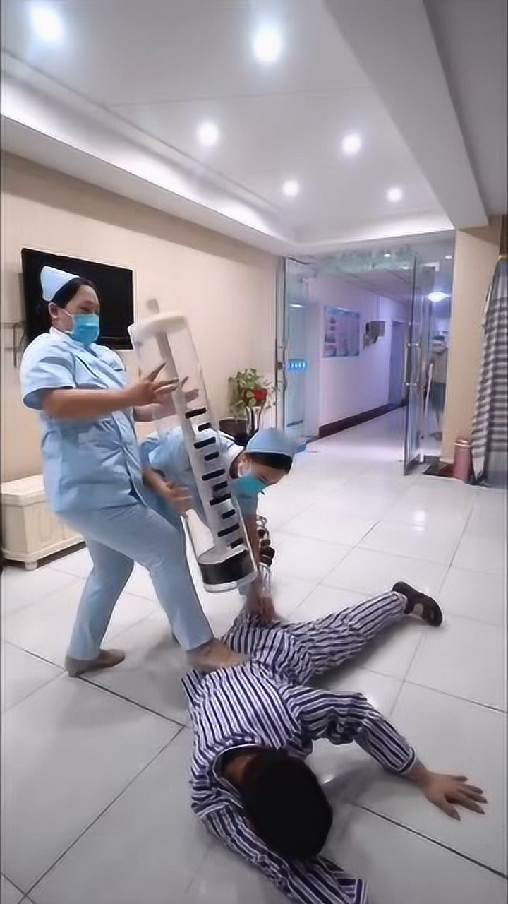 这护士是把给大象打针的针管给拿出来了吗?这一针下去可要命了!
