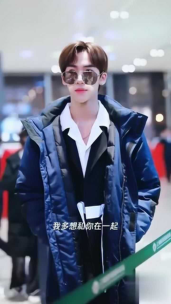 弯腰点头微笑双手接过粉丝的礼物是我们礼仪满分的丁泽仁