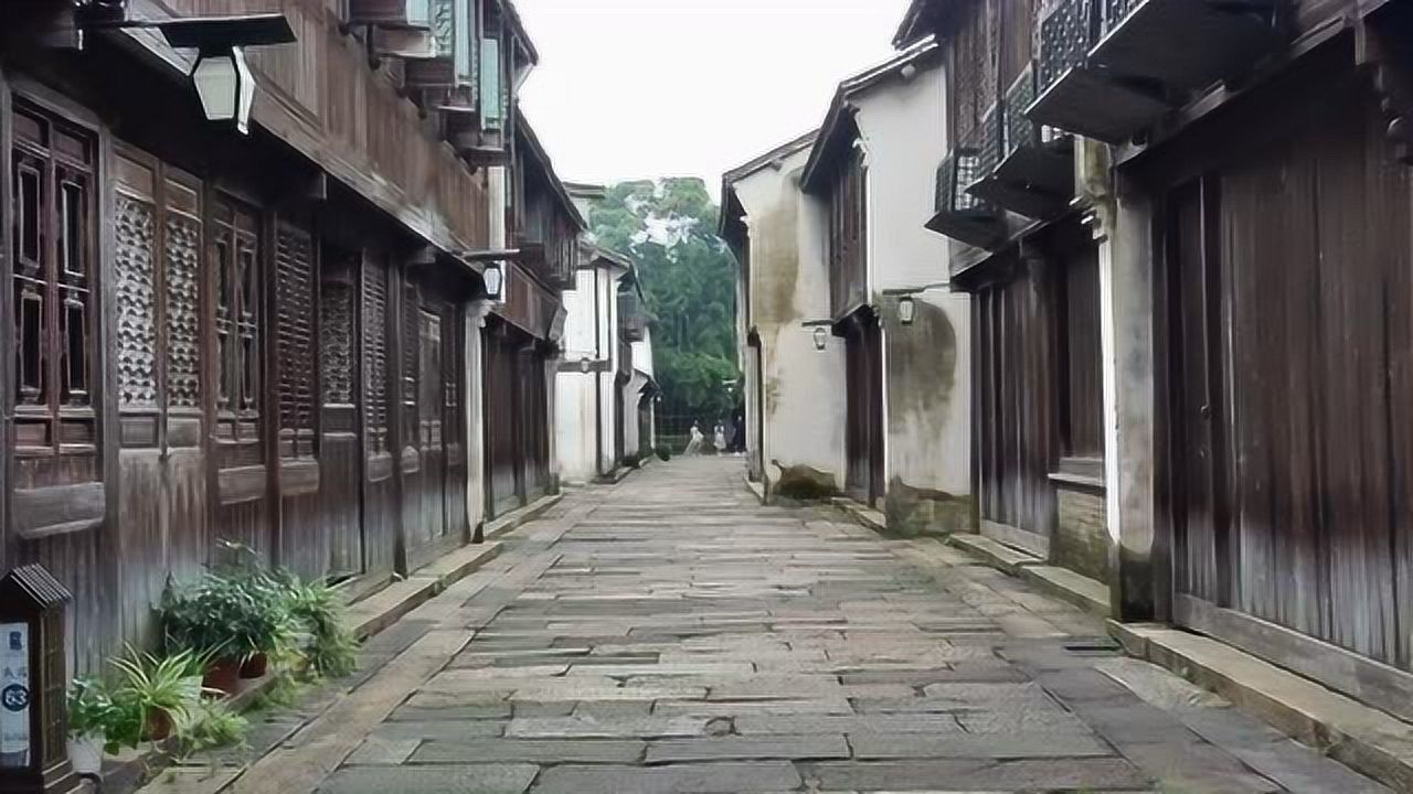 乌镇西栅的江南水韵老街青石板路水上老屋美丽和谐古镇