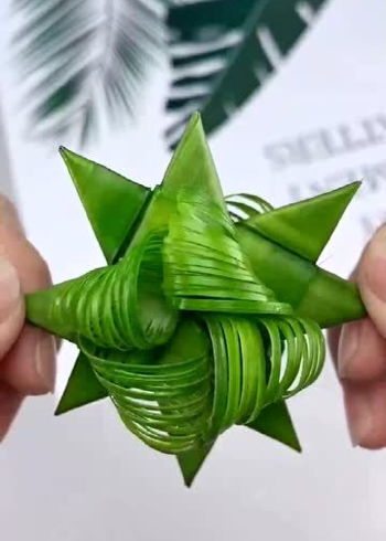 小姐姐教你做手工草编风铃,制作过程简单有趣,赶紧来学吧!