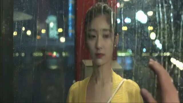 下雨天隔着玻璃接吻,年轻人的浪漫看不懂