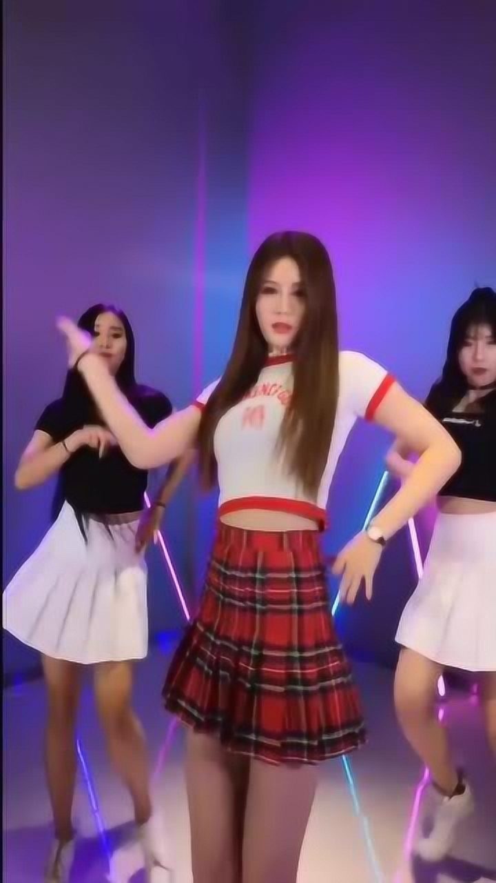 最近很火的一段舞蹈被这三个美女演出韩国女团的气势太好看了