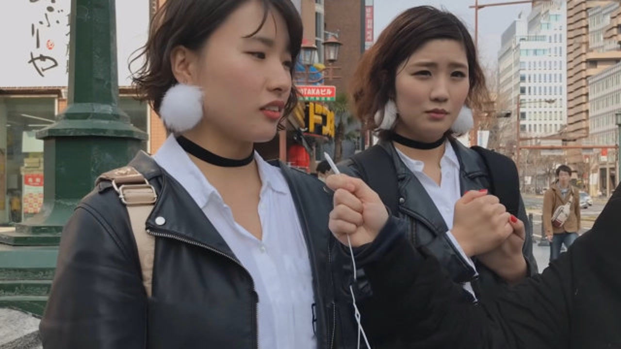 街头采访日本人,跟中国的关系像兄弟一样,网友:美女三观很正