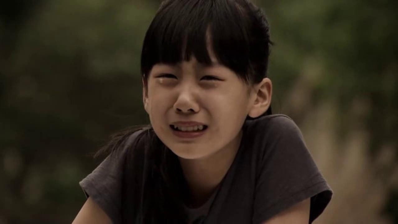 守望的天空:老爸为傍富婆抛弃全家,女儿追车摔断腿,他头都不回