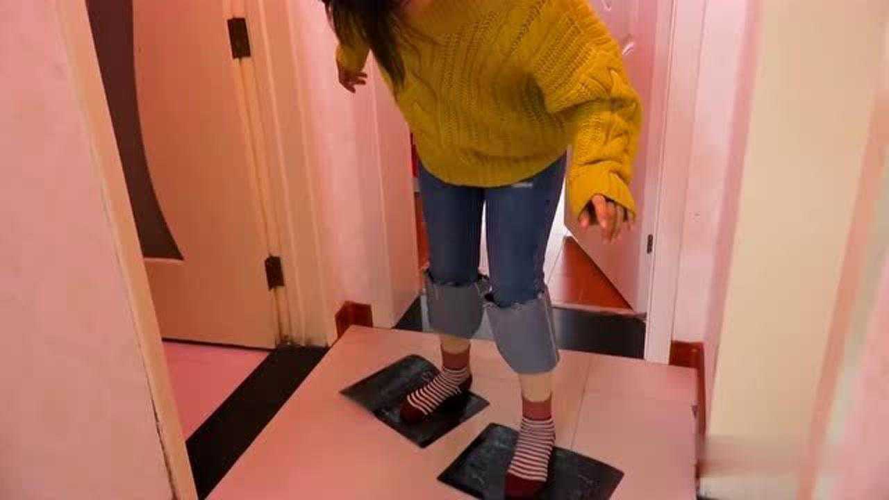 搞笑兄妹互相恶搞一个用胶带粘脸一个用粘鼠板粘脚