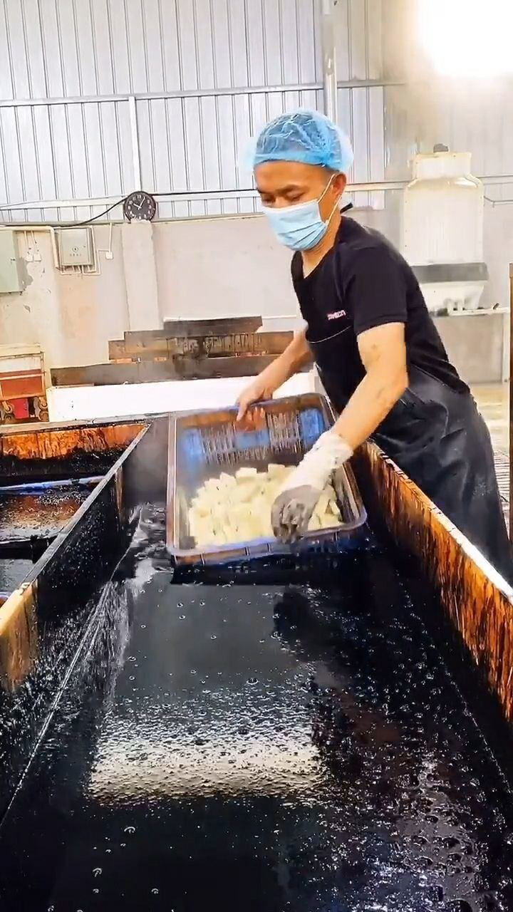 臭豆腐制作过程,这黑水真的可以吃吗?