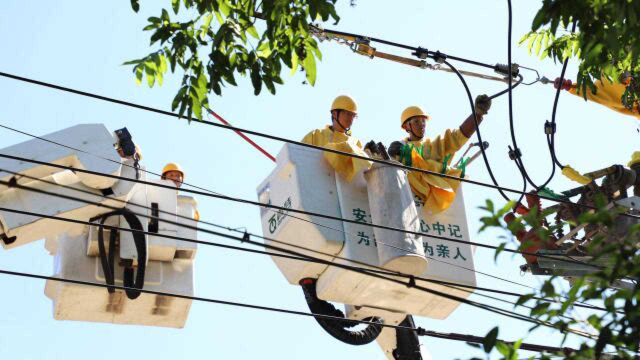 国网霍山县供电公司:连续高温带电作业“汗”卫清凉