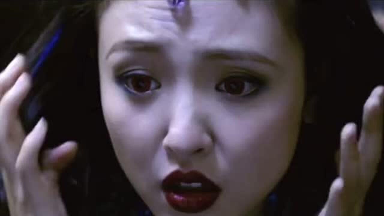 美女变异后，自己吓得瞬间崩溃了_高清
