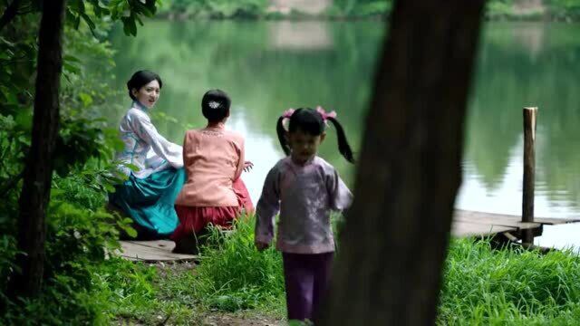 桃花依旧笑春风:女孩单独玩耍不幸落水,云岫直接跳进去救人,真是善良