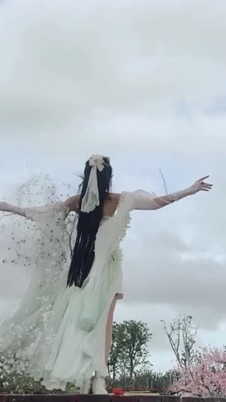 美女古装展示女子从天而降背影如画犹如仙子一般