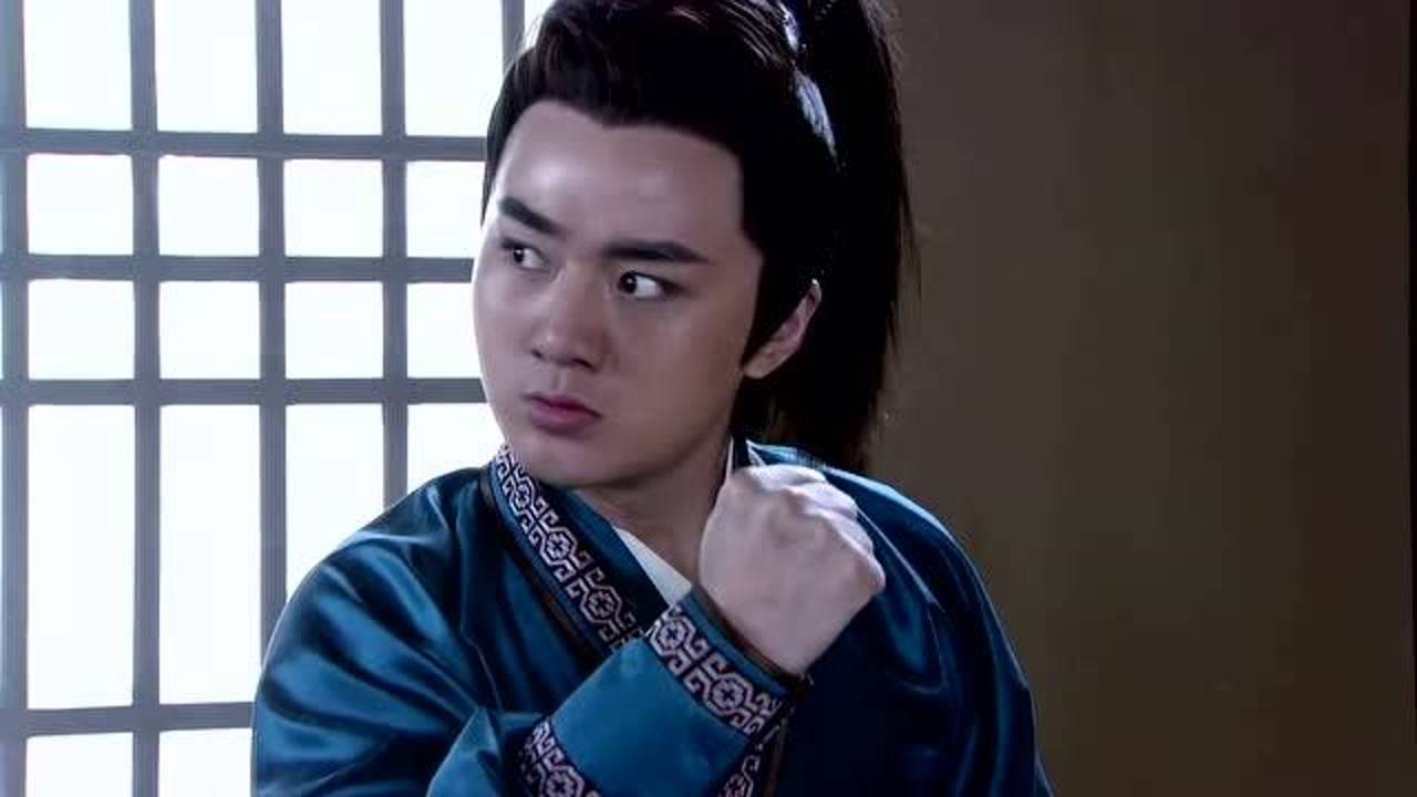 九环公主装醉,薛刚心疼公主,情不自禁亲吻了公主