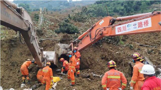 雅安滑坡致8人失联1人受伤 抢险救援正在进行中