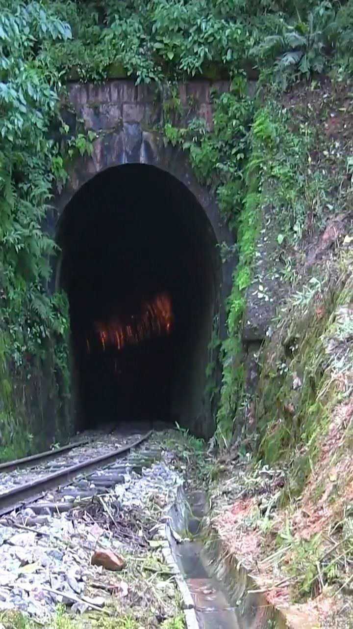 蒸汽火車過山洞,太震撼了