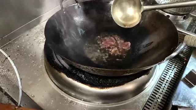 客人点了水煮牛肉,金华大厨1分钟搞定出锅,怪不得工资13000!