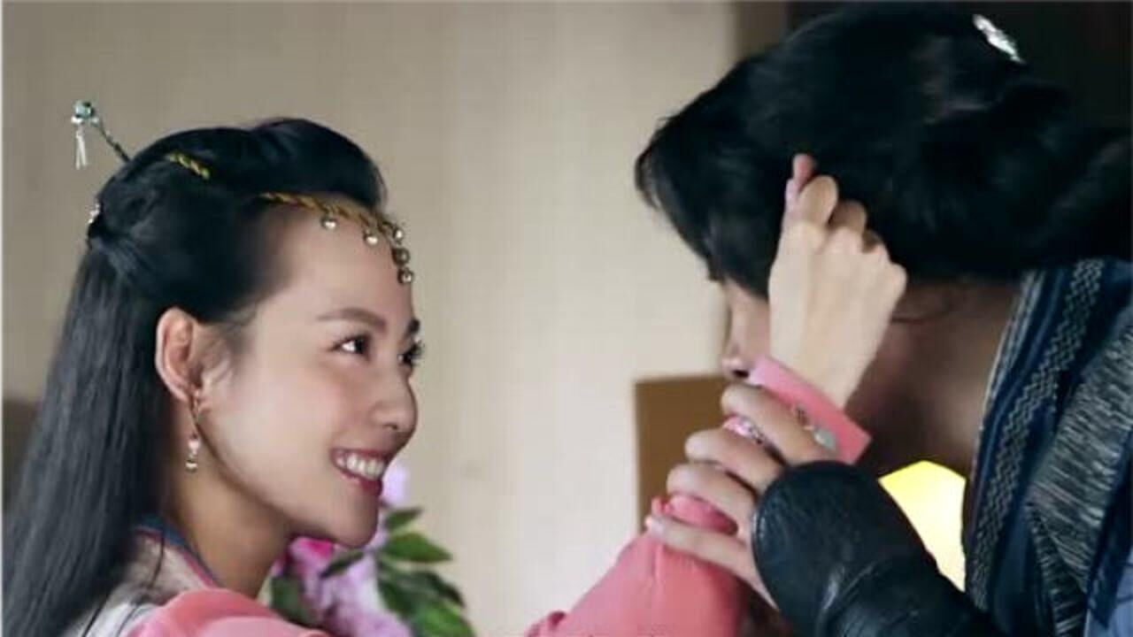 新侠客行:傻小子被美女揪耳朵,结果母亲来了,尴尬!