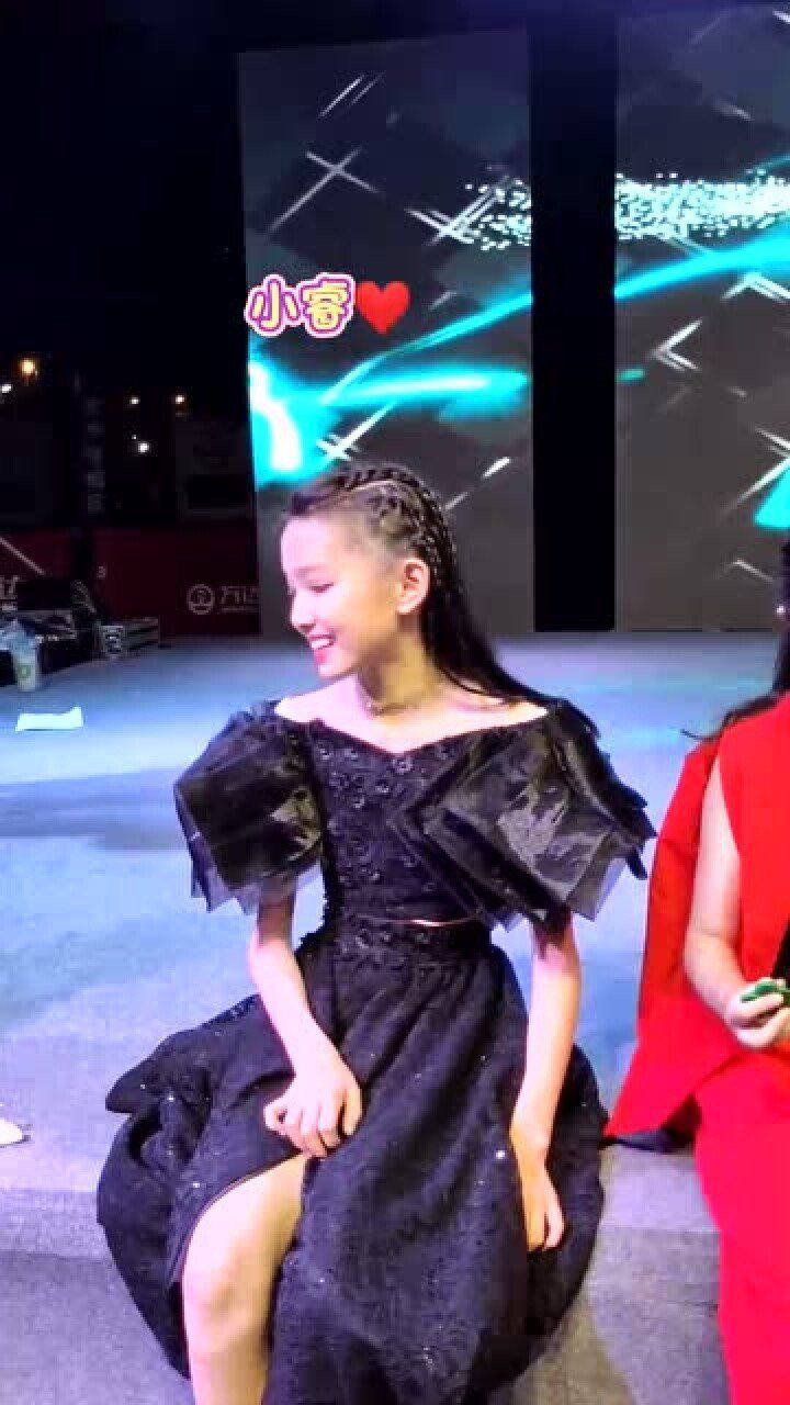 童模宋小睿和粉丝合影这身黑色长裙美的不可方物太荣幸了