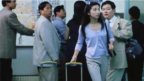 绿色柔情：年轻男女在机场拿错箱子，展开了一场剪不断的情感纠葛