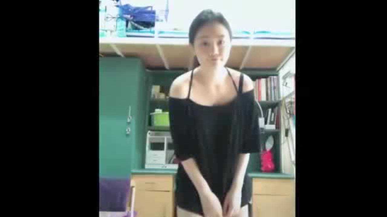 大学女生宿舍清凉自拍, 网友 看来夏天是真的到了