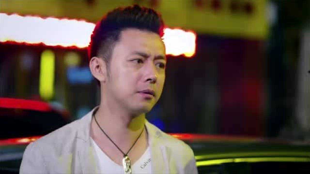 男子调戏女警察被发现驾驶证已经过期又被怼了一顿