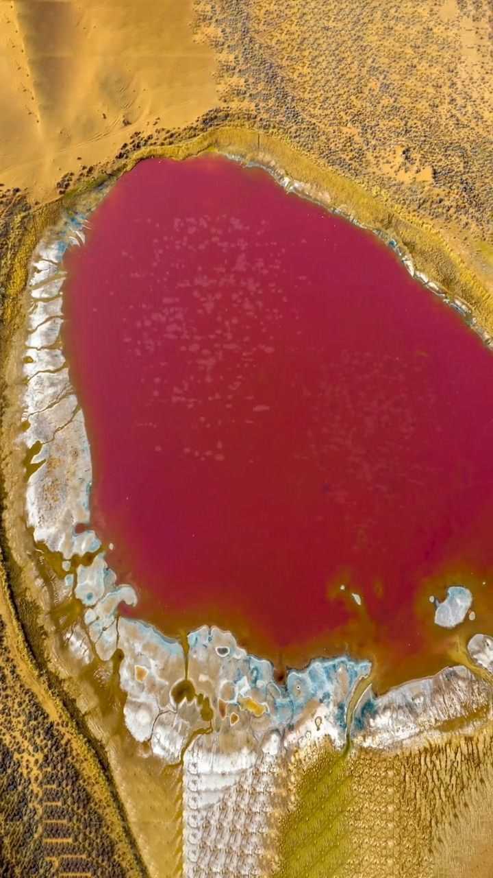 巴丹吉林的红海子寸草不生有一片红褐色的生命之泉