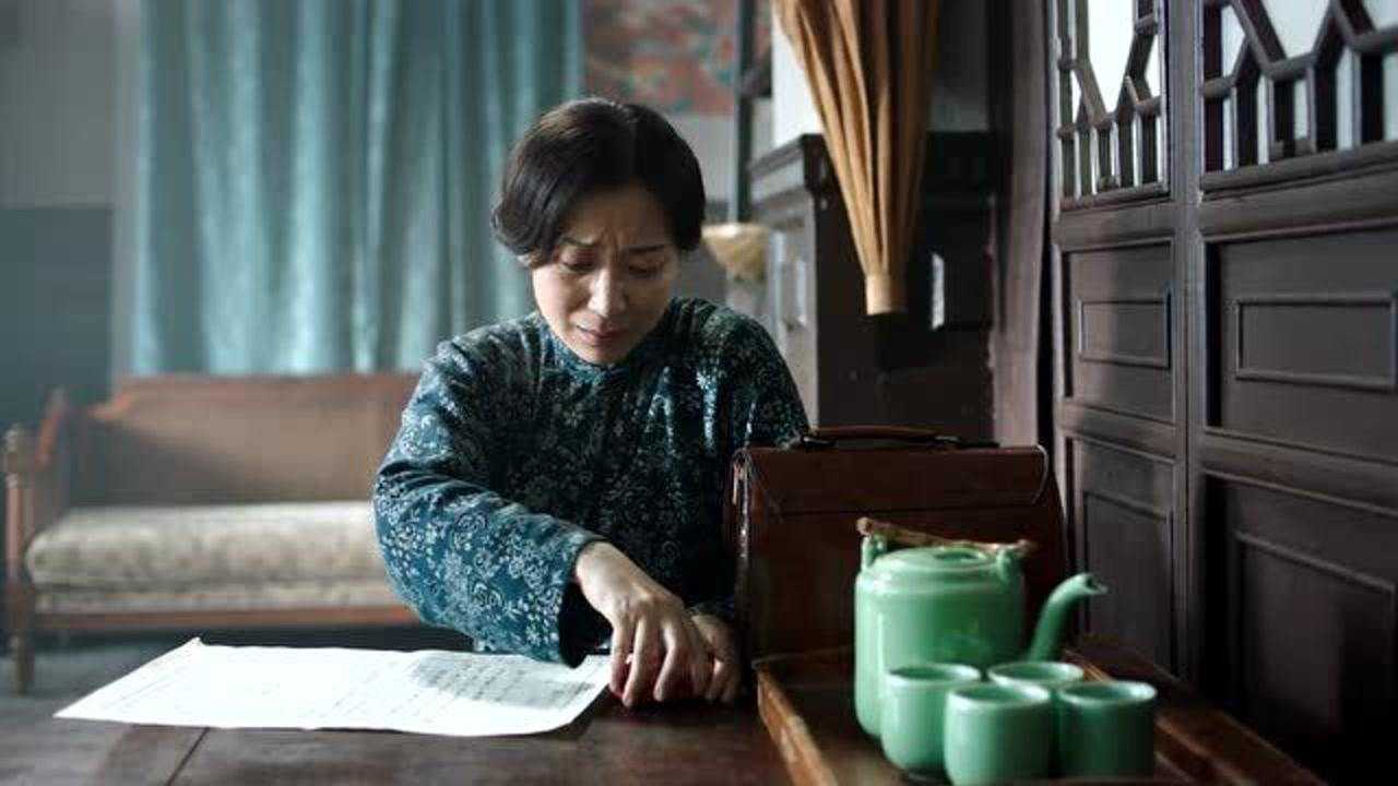 旗袍美探素芸母亲偷偷将领养文书画押不想让素芸过贫苦生活