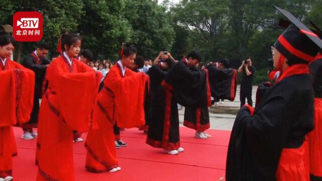 高校学生着汉服为老师送肉干 用仪式感表达对老师的敬意