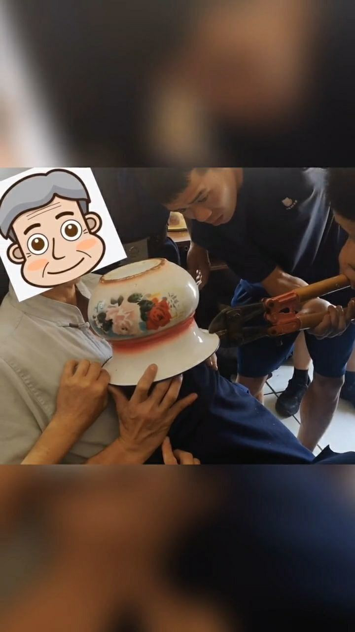 男孩头卡老痰盂消防员拆了20分钟才获救