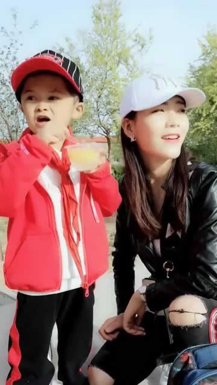 保姆请小马云吃果冻小马云好开心