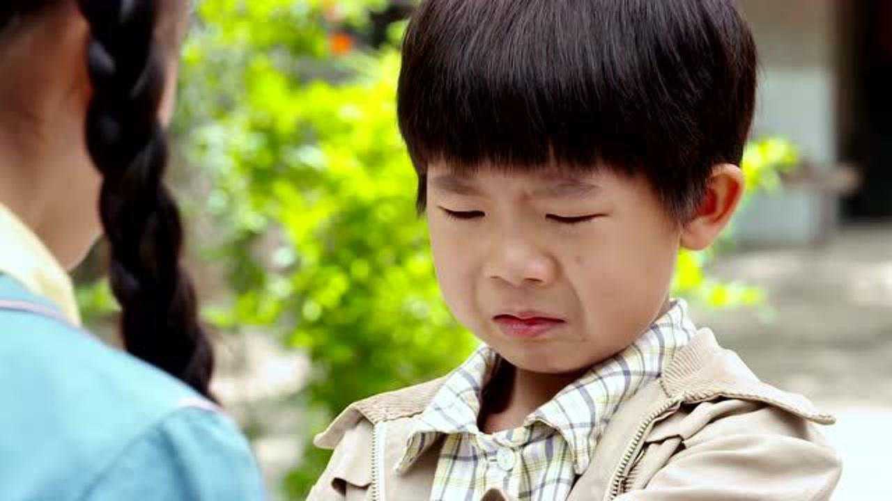 家庭剧这么小的孩子干那么多活还天天挨打没妈的孩子就是哭