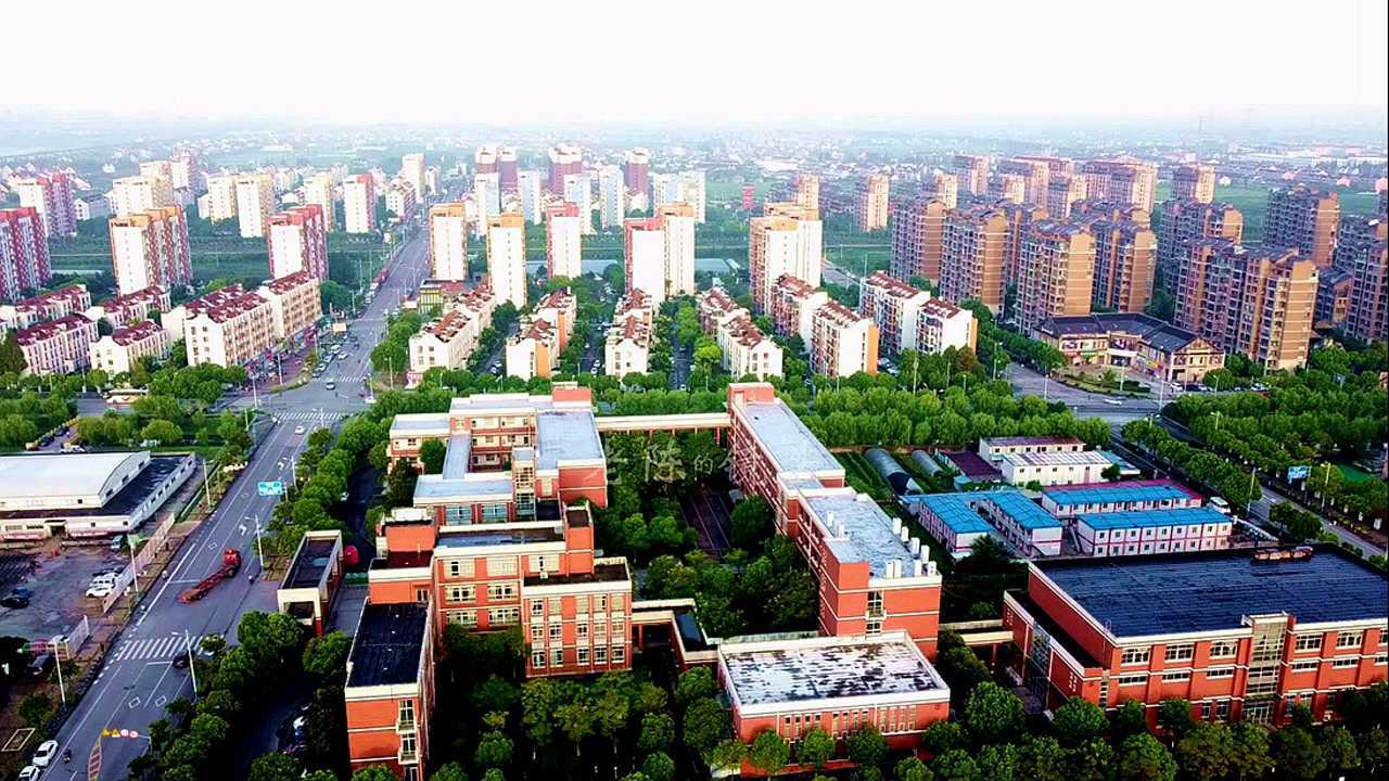 航拍泥城镇彭镇中学