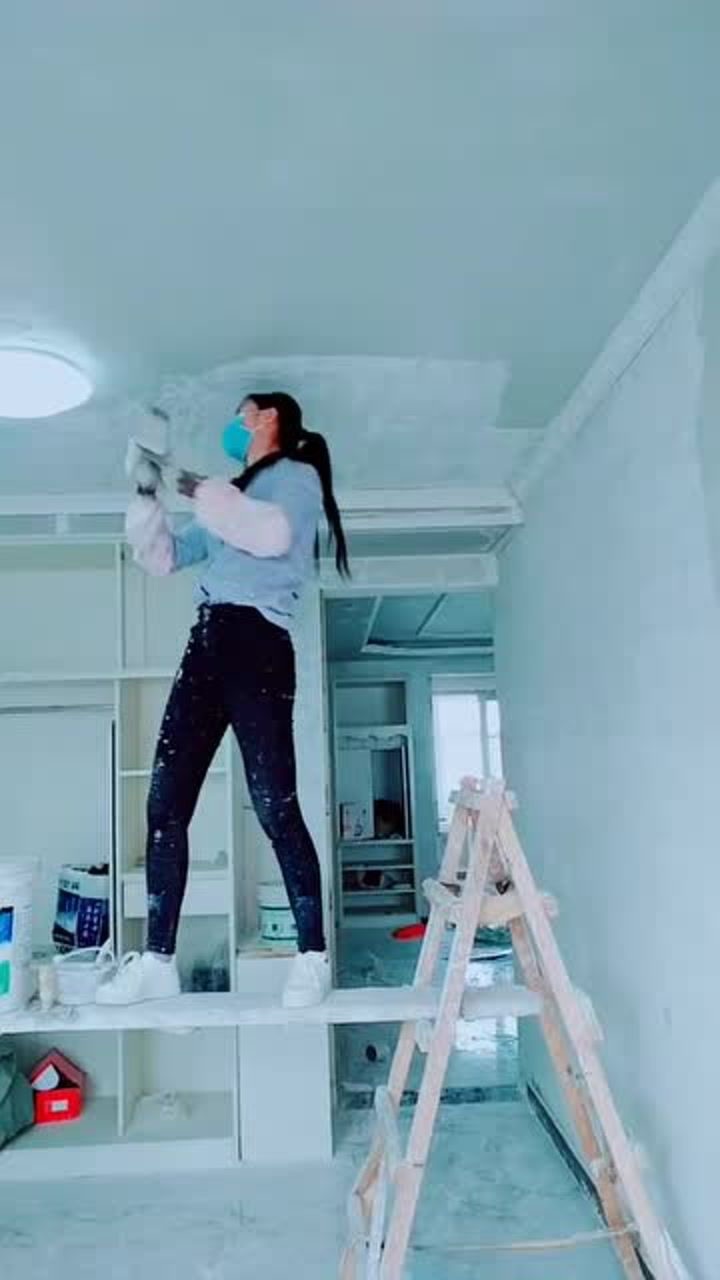 实拍家装女农民工刮腻子动作熟练手艺精湛一天不少挣