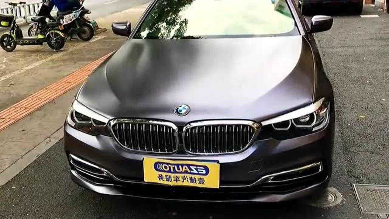 宝马530li白色车漆贴太空灰改色膜,整车质感看着非常不错哦