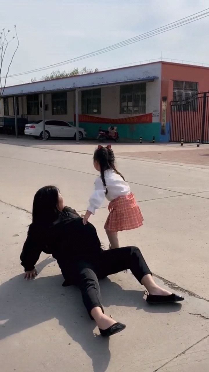 花要叶扶人要人帮母亲路边即将生产女孩跪求帮助年轻司机做法暖人心