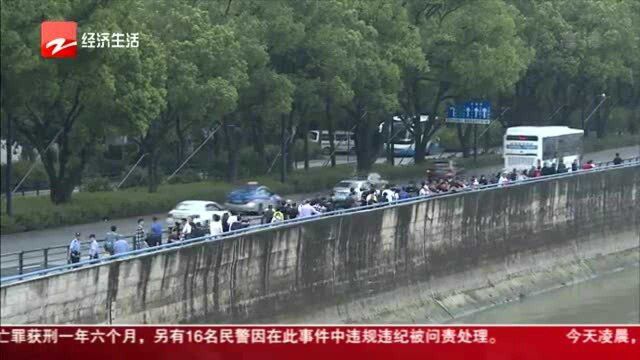 今天潮水再次涌上九溪段堤坝 道路实行临时管制