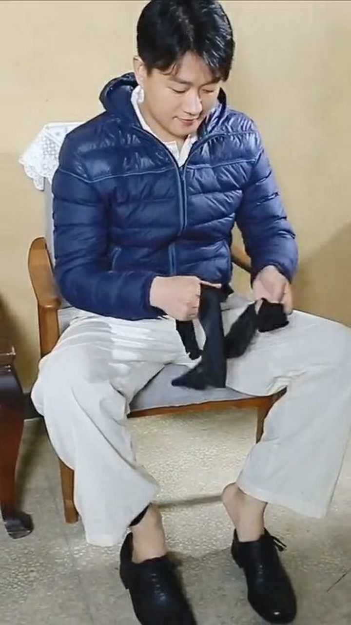 通知一下，男人也可以穿丝袜！_高清