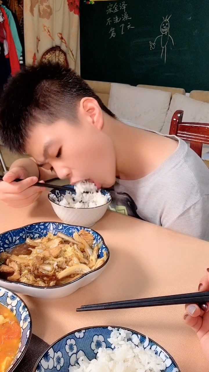 吃饭的时候左手要端碗,手不能放在桌子底下,碗找嘴,不要嘴找食物