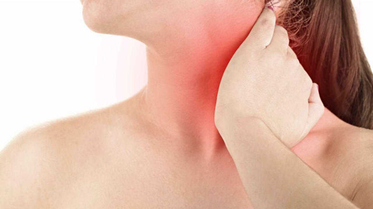 左侧脖子疼是怎么回事?或与3个原因有关,医生:教你区分
