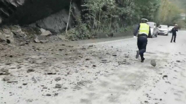 四川茂县一路段山体塌方 民警清理时险被飞石砸中