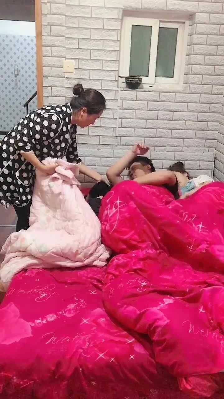婆婆一大早到我们房间这样做,你们睡觉是跟孩子一个被窝还是跟老公一