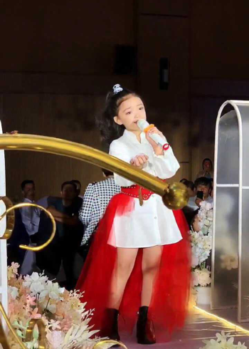 李悟婚礼上演唱世界这么大还是遇见你嗓音优美动听宛如天籁