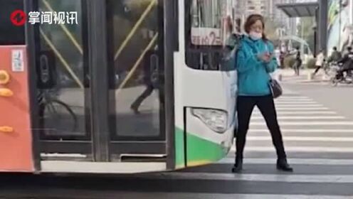 女子没赶上公交车，当街肉身拦车讨说法，路人惊呼：太狠了！