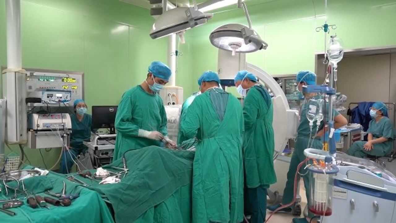 患者刚做完大手术医生耐心为其开导治疗一番话让人泪目